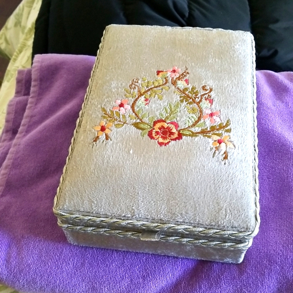 Jewelry box